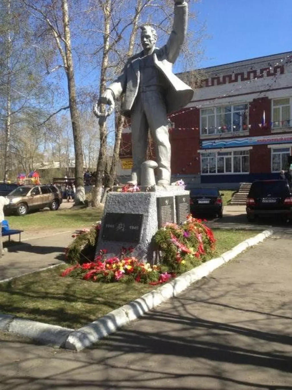 Нахимова архангельск. Бакарица Архангельск. Архангельск ДК Бакарица. Бакарица Архангельск культурный центр. Памятник Ленину Бакарица Архангельск.