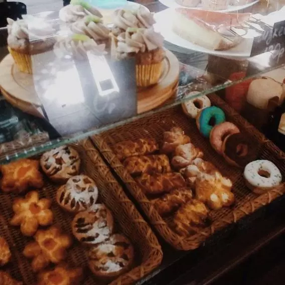 Булки на улице. Sweet spot Cafe.